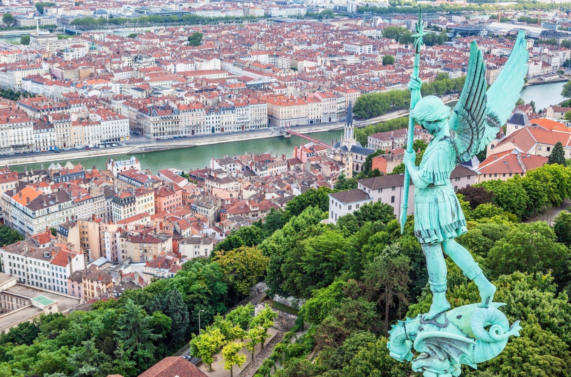 法國聖米歇爾山頂的聖米歇爾（Saint Michael）天使長雕像｜圖片來源：Freepik / www.freepik.com