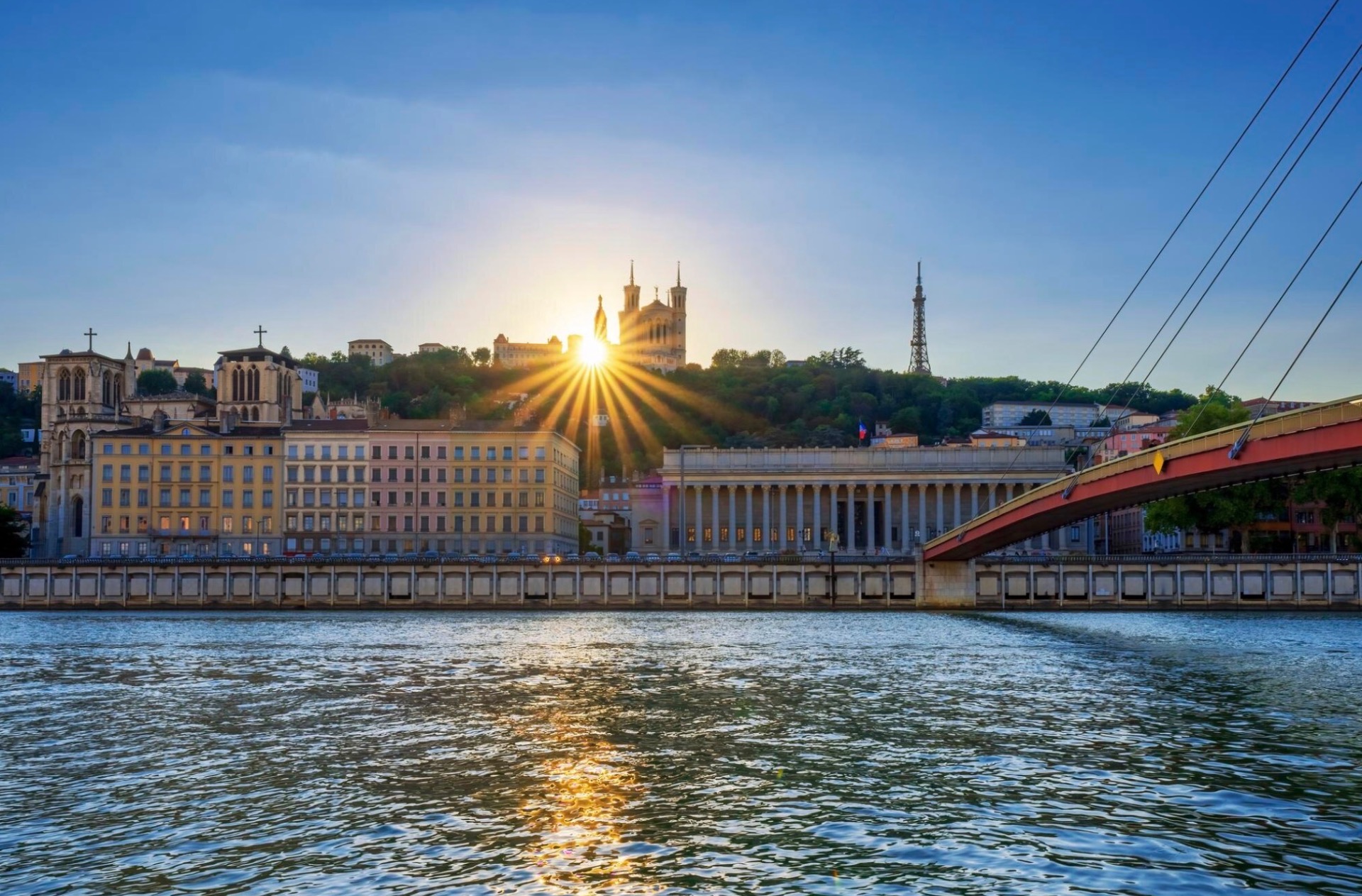 法國里昂的富維耶聖母院與索恩河（Saône River) 畔