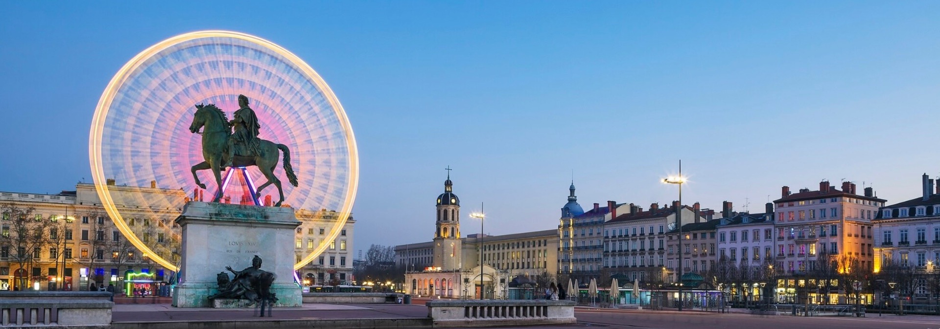 法國里昂的白萊果廣場（Place Bellecour）｜圖片來源：Freepik / www.freepik.com 